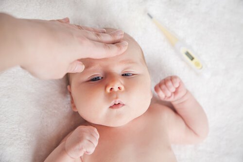 Een baby met koorts