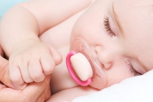 Is het ok om een baby met een speen te laten slapen?