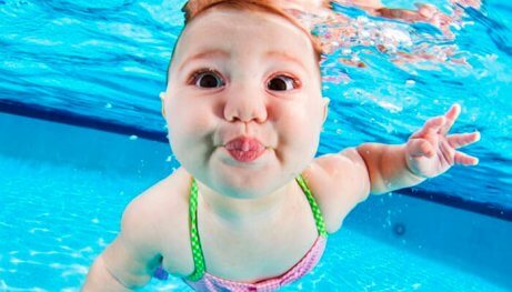 Baby zwemt onder water