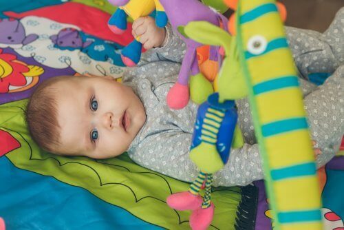 Objecten pakken helpt je baby zich te ontwikkelen