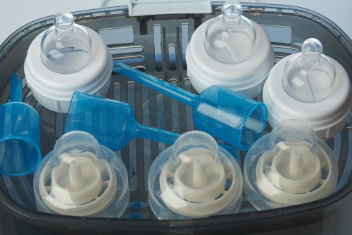 Babyflessen in de magnetron steriliseren