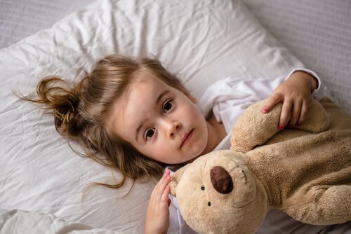 Bang meisje in bed kan een teken zijn van misbruik
