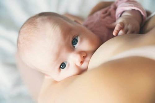 Borstvoeding geven kan vermoeidheid veroorzaken bij de moeder