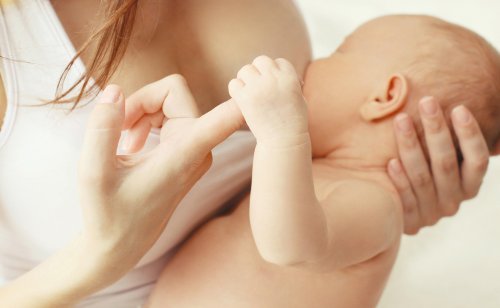 Het is aanbevolen om de eerste 6 maanden enkel borstvoeding te geven