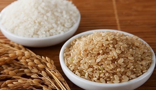 Bruine en witte rijst