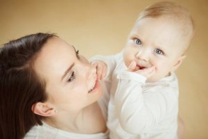 Advies voor wanneer een baby op zijn duim zuigt