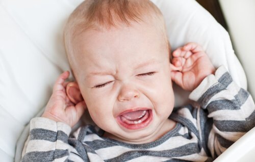 Kind trekt huilend aan zijn oren