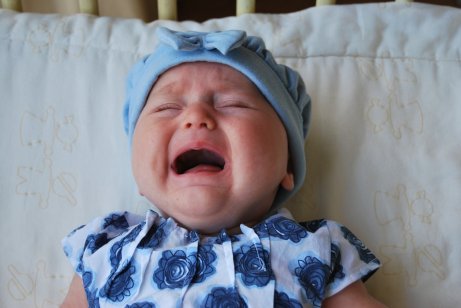 Huilende baby met buikpijn