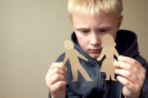 Jongen met papieren poppetjes