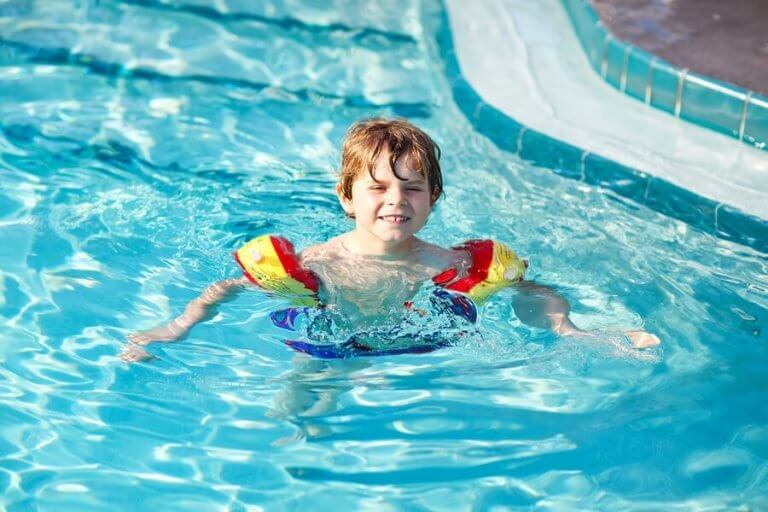 7 tips om kinderen te leren zwemmen