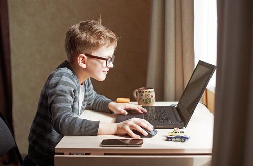 Jongen achter een computer