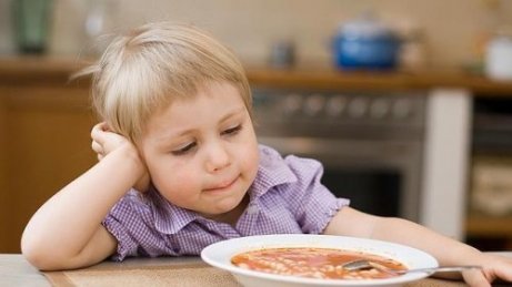 Jongen wil zijn soep niet eten