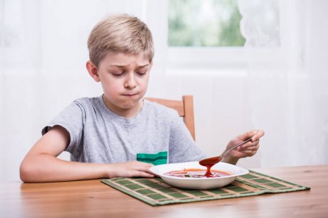 Kind trekt lang gezicht bij zijn eten