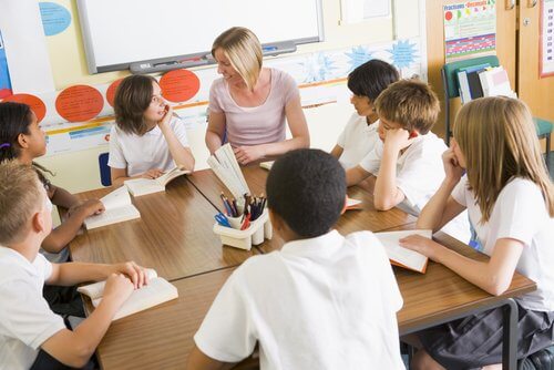 Kinderen vormen een kring aan tafel