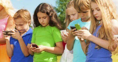 Kinderen op hun mobiel
