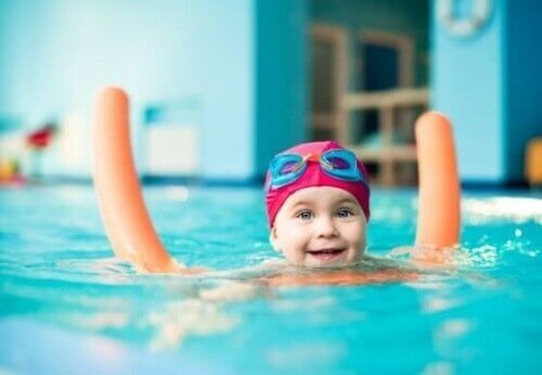 Kindje in het zwembad met een drijver