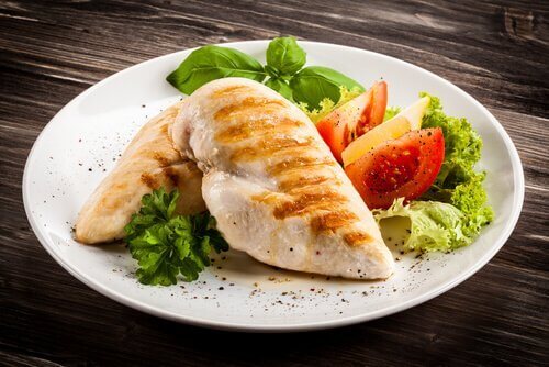 Bord met kipfilet en salade
