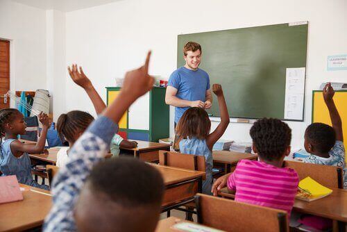 Kinderen steken in de klas hun vinger op