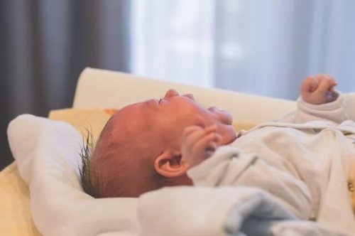 Een baby die huilt tijdens het verschonen