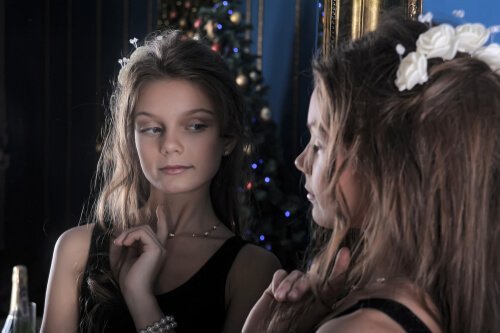 Meisje kijkt in de spiegel