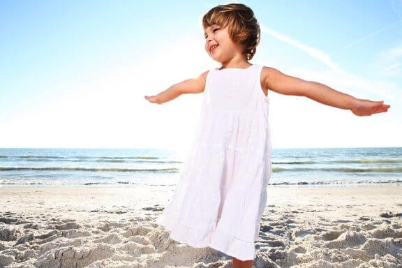 Een meisje op het strand