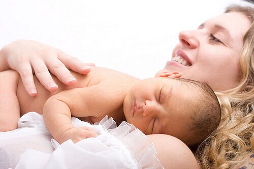 Baby slaapt bij moeder