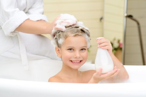 Kind met shampoo in het haar