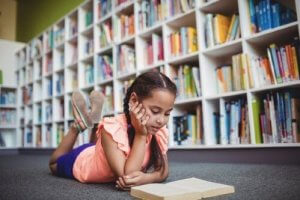 Invloed van de omgeving op het educatieve niveau