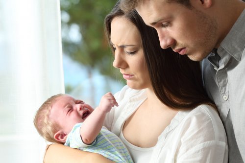 Ongeruste ouders baby huilt