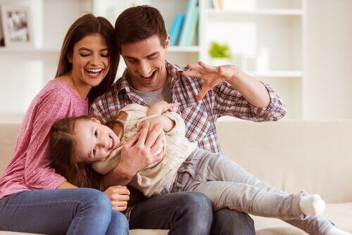 Ouders spelen met hun kind