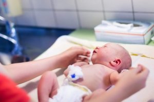 Hoe zorg je voor de navelstomp van je pasgeboren baby?