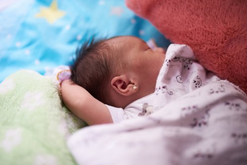 Pasgeboren baby met dekentje