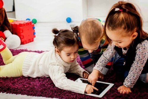 Kinderen spelen op een tablet
