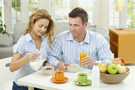 Man en vrouw aan het ontbijt