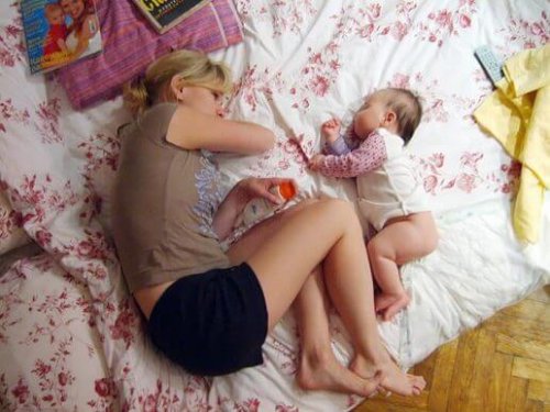 Een moeder en kind slapen samen