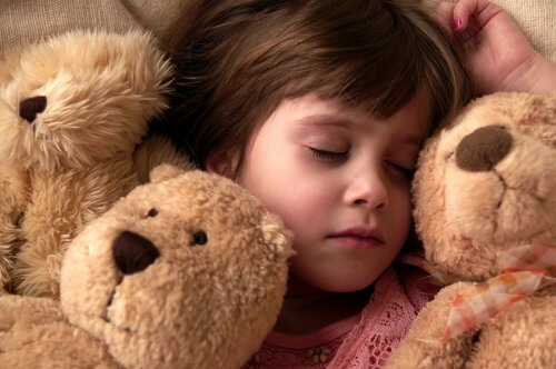 Meisje slaapt met beren en droomt