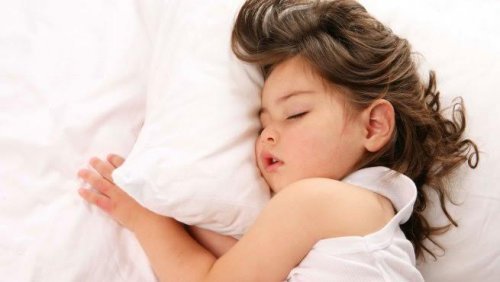 Meisje slaapt met haar mond open