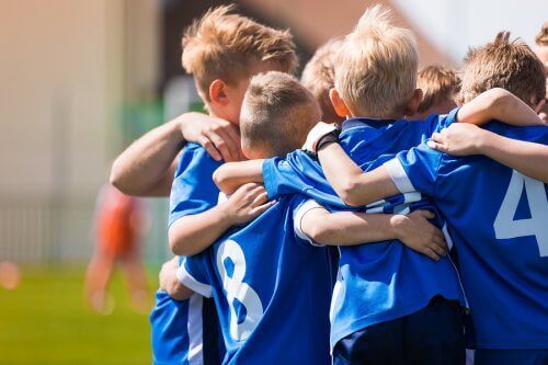 Kinderen in een blauw sporttenue