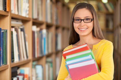 Tiener met een stapel boeken