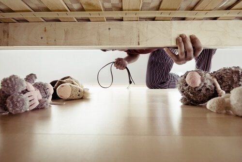 Vader met een riem in zijn hand