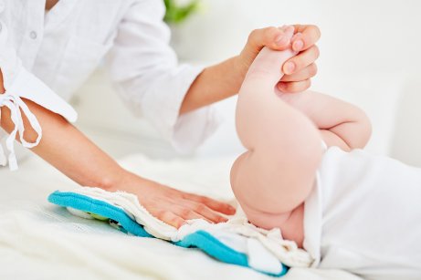Moeder verschoont de luier van haar baby