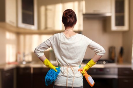 Vrouw met schoonmaakproducten