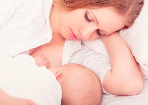 Vrouw geeft borstvoeding