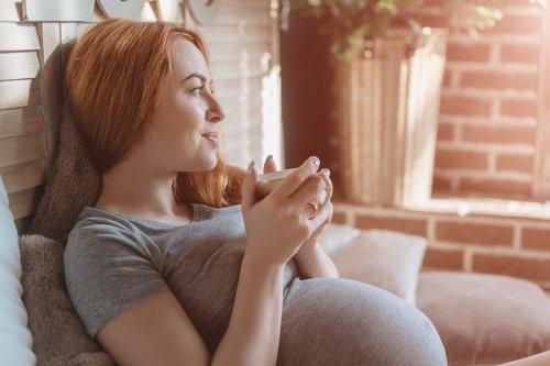 Zwangere vrouw geniet van kopje thee