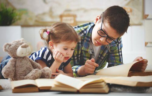 Grote broer leest voor zijn kleine zusje
