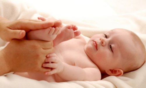 Baby krijgt een voetmassage