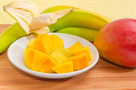 schaaltje mango en een banaan