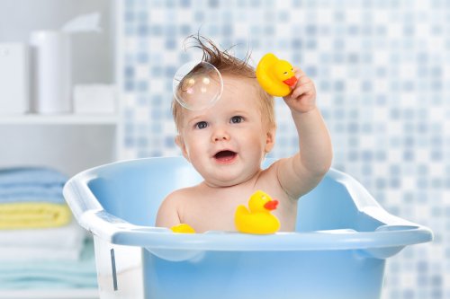 Jongetje maakt bubbels in bad