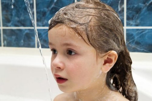 De haren van een kind wassen