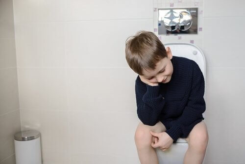 Kind zit op het toilet te poepen